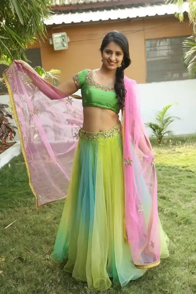 Indian Girl Nikita Bisht Images In Green Half Saree